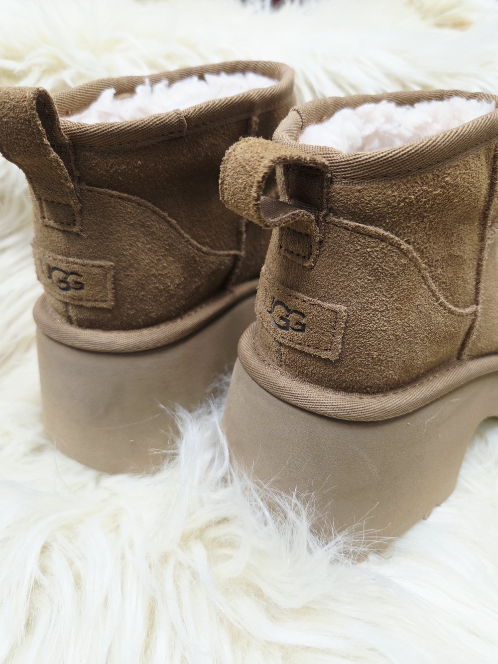 UGG Women's Short Platform Shearling Boot - Chestnut Brown
